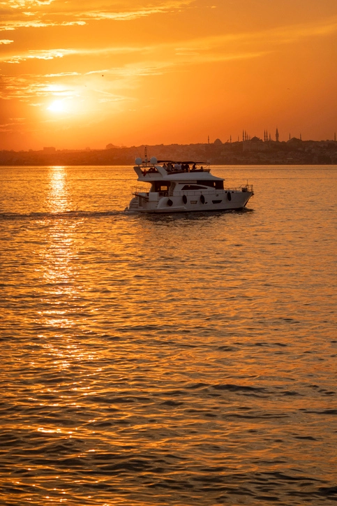 2h Istanbul Private Yacht Sunset Tour
